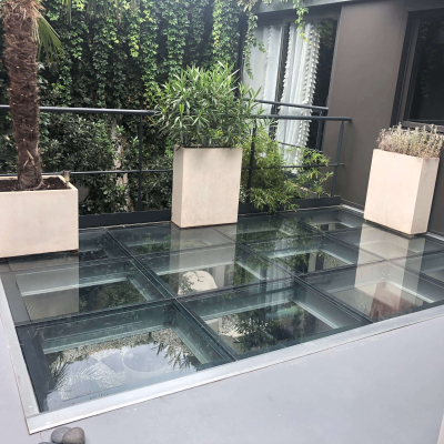 Terrasse en verre dans un patio