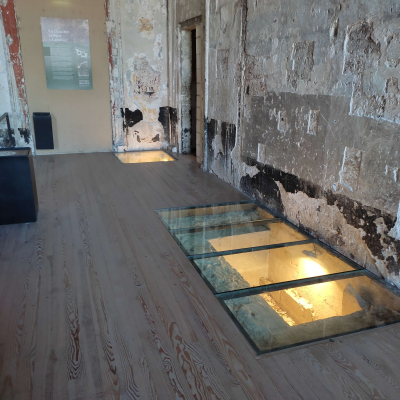 Dalles de sol verre chambre antique palais des papes