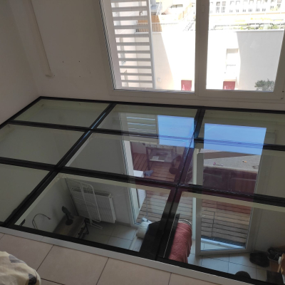 Fermeture mezzanine avec un plancher en verre